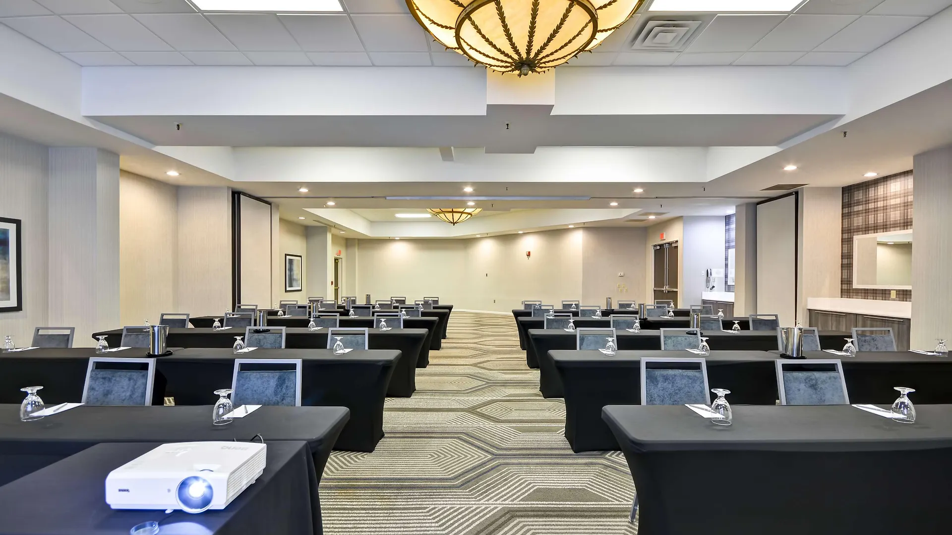 Embassy Suites Charlotte 3*,