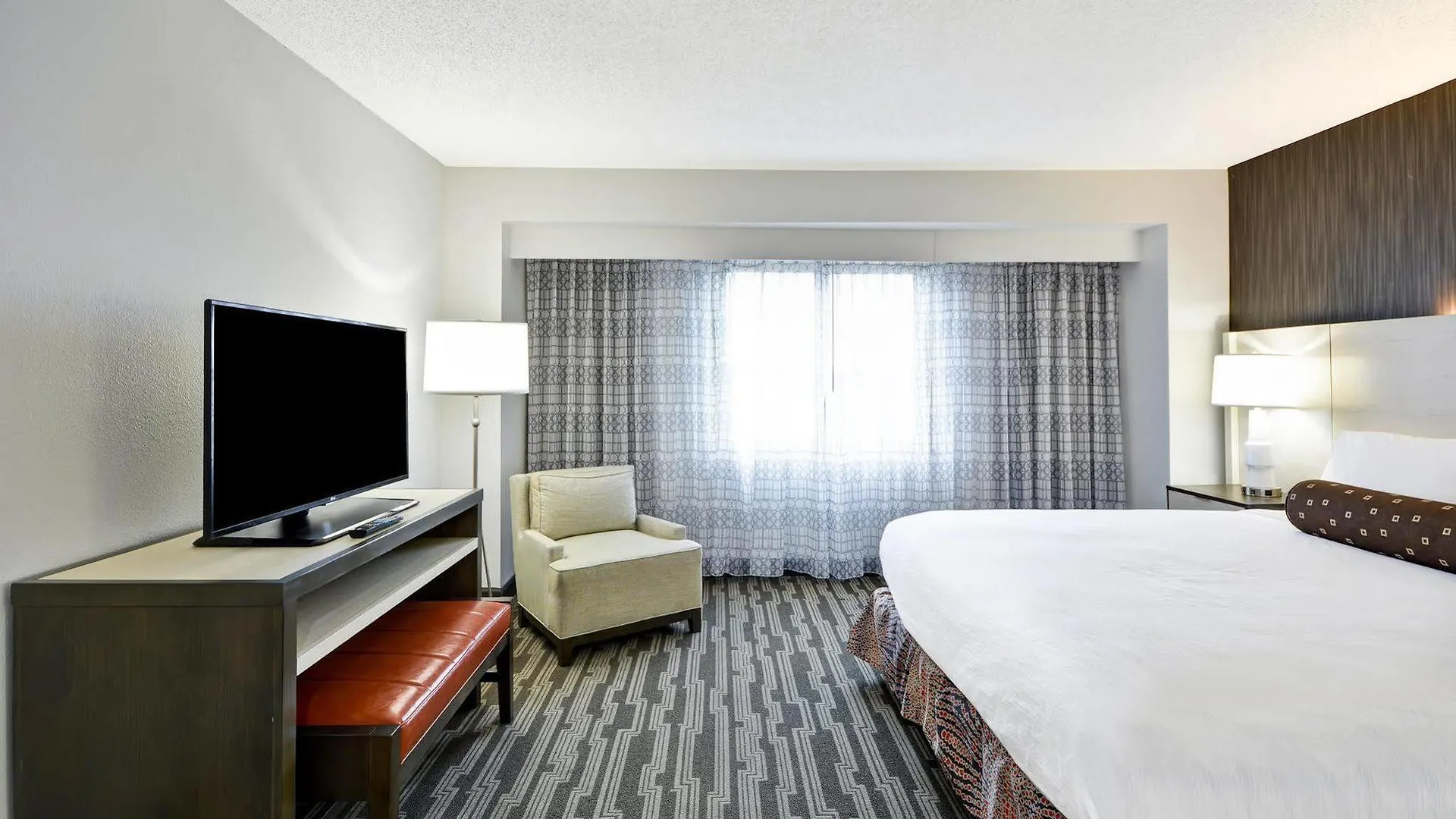 Embassy Suites Charlotte 3*,