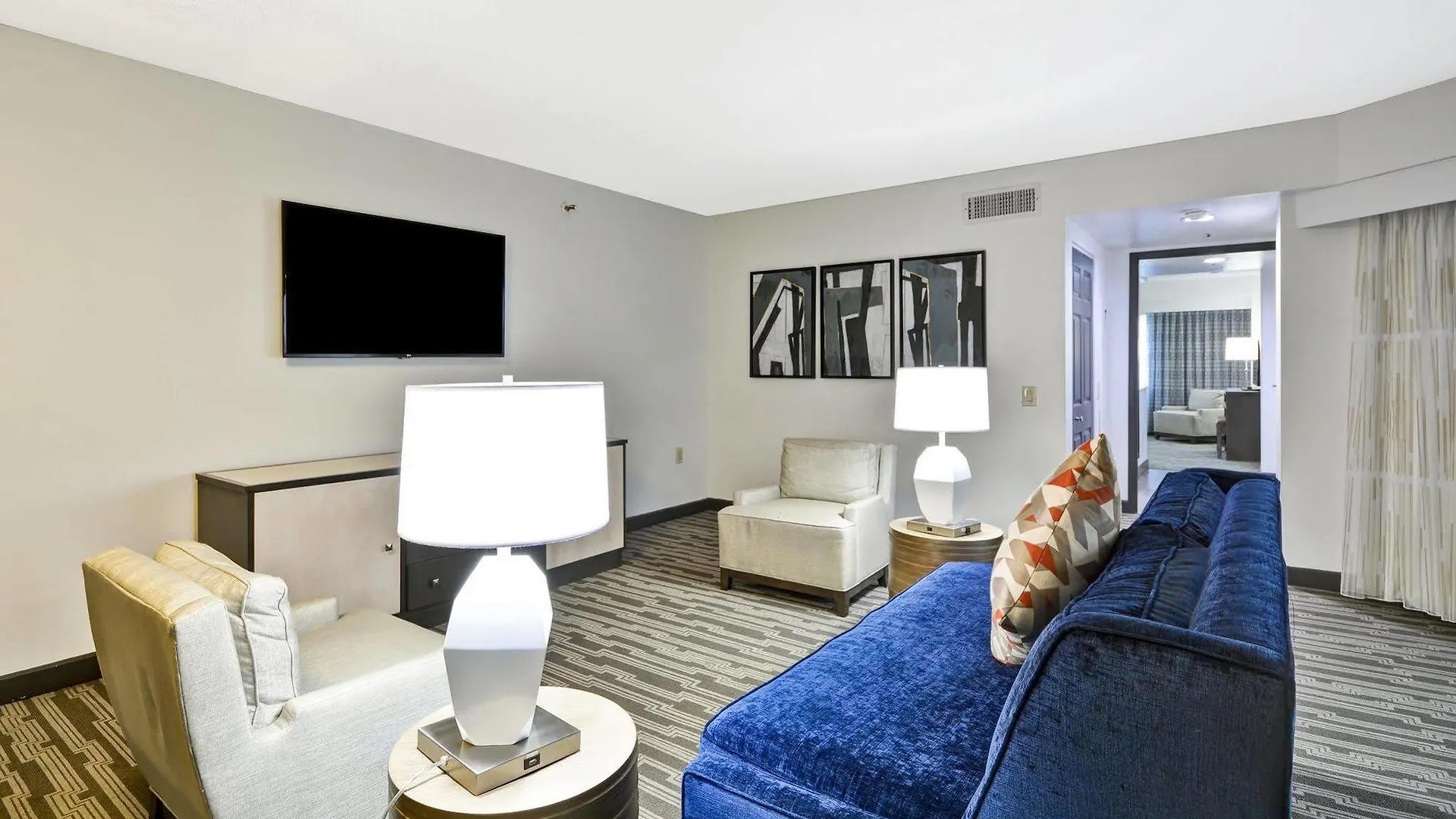 Embassy Suites Charlotte 3*,