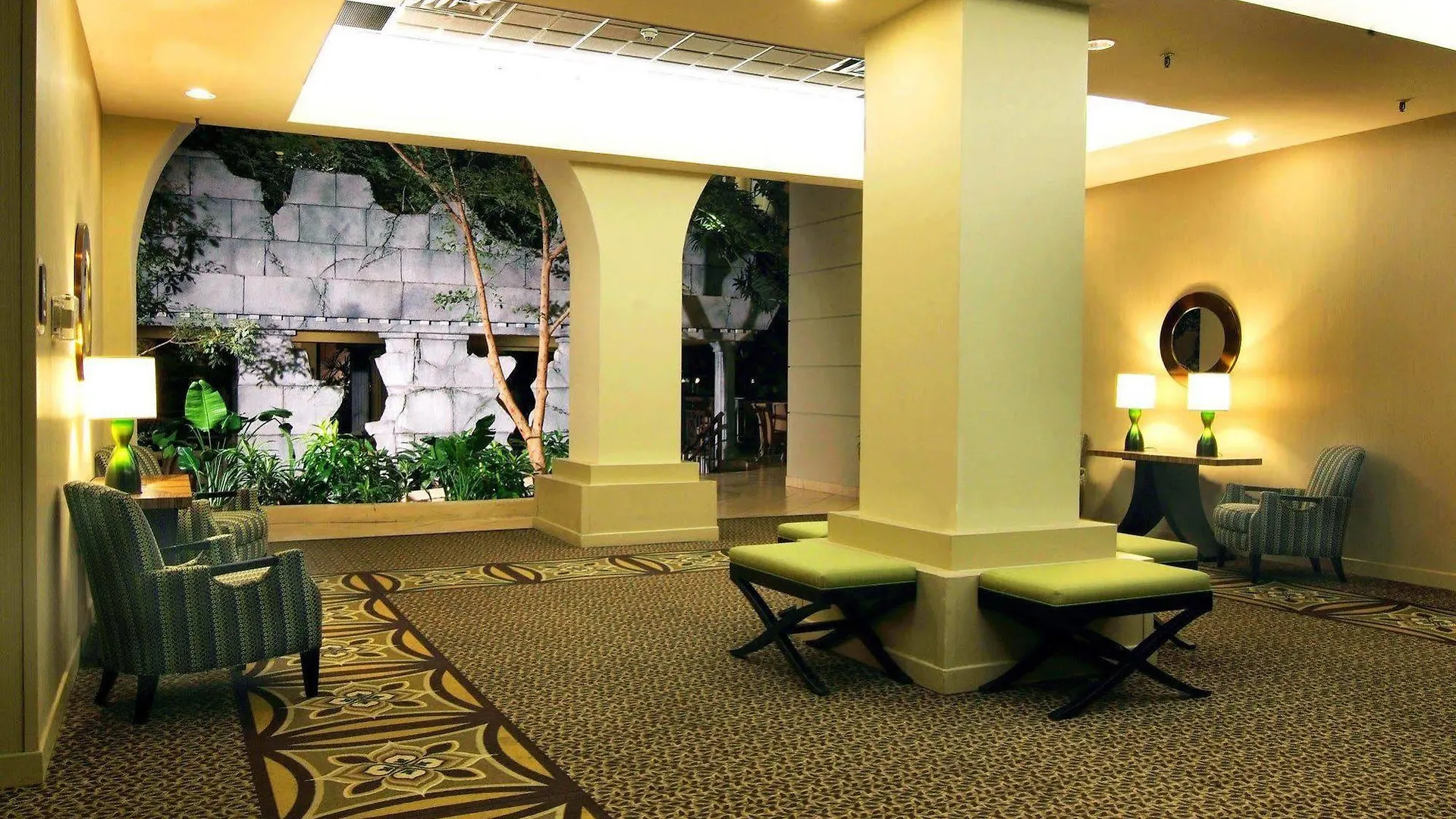 Embassy Suites Charlotte 3*,
