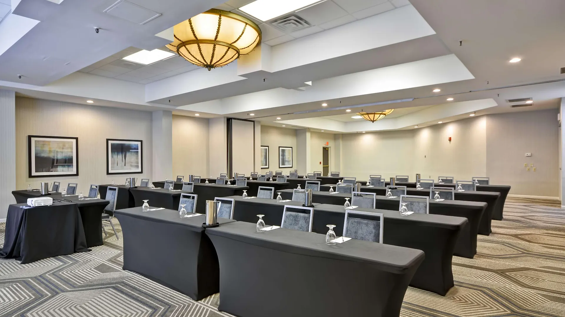 Embassy Suites Charlotte 3*,